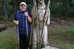 Leoš a dřevěná socha běžkaře