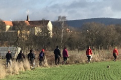 Cestou zpět do Hostomic, v pozadí budova základní školy