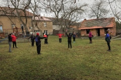 Rozcvička na zahradě centra HejbejmeSe.cz, vede Markéta Lisá