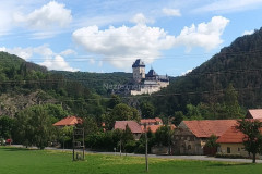 Pohled na majestátní Karlštejn (cestou na sraz)