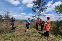 Na vrcholu Koukolovy hory | Výlet s nordic walking s Nezrezneme.cz - Český kras plný krás I., sobota 8. 5. 2021