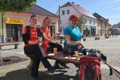 Sladká tečka a káva z cukrárny Elce Pelce ve Zdicích | Výlet s nordic walking s Nezrezneme.cz - Český kras plný krás I., sobota 8. 5. 2021