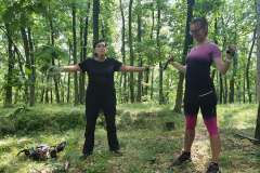 Zastavení cestou z Dědu - cvičení s gumami Nordic Walking gym: protahujeme prsní svaly