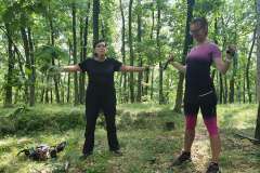 Zastavení cestou z Dědu - cvičení s gumami Nordic Walking gym: protahujeme prsní svaly