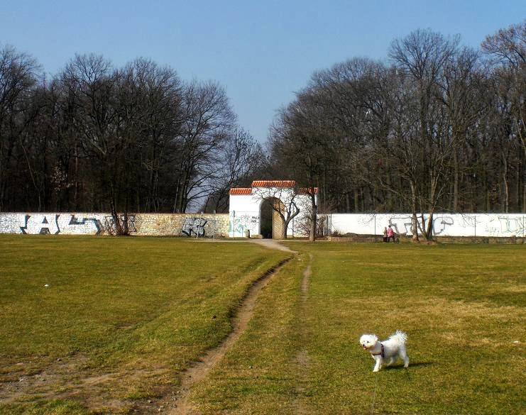 Brána Vypich, vstup do Obory Hvězda.