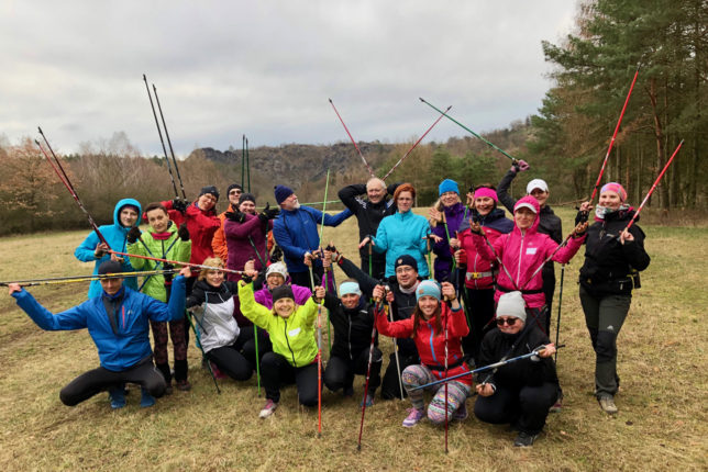 Účastnící jednodenního Základního kursu Nordic Walking v Praze-Nebušicích s Miroslavem Mirou v květnu 2019