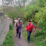 Nevidomý Martin a Lenka Křivánková vystupují do strmého kamenitého kopce nad Zadní Třebaní. Foto: Ivana Černíková