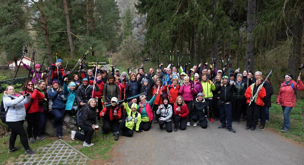 Společné foto ze slavnostního zahájení jubilejního 10. ročníku Nordic Walking Tour, 13. 4. 2019 v Divoké Šárce