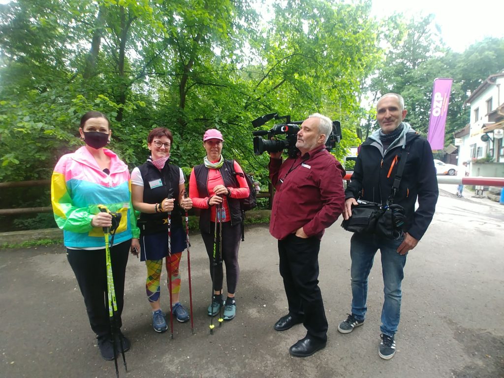 Dnes odstartovala Nordic walking tour zastavením v Kunratickém lese. V živém vstupu jsem na ČT24 představila celý seriál a s reportérkou udělala krátkou ukázku severské chůze.