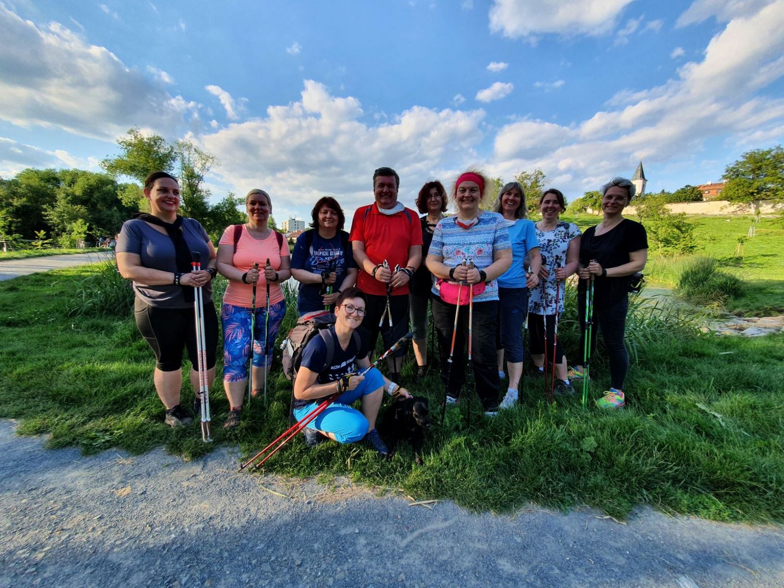 Kurz Nordic Walking se STOB - společné foto u rybníka Terezka v Praze-Liboci