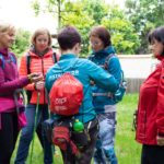 Správné nastavení holí je před chůzí důležité | Toulky s B BRAUN Medical, nordic walking a mindfulness, Obora Hvězda, Praha 27. 5. 2021