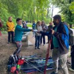 Lenka Křivánková rozdává pamětní Účastnické listy | Toulky s B BRAUN Medical, nordic walking a mindfulness, Obora Hvězda, Praha 27. 5. 2021