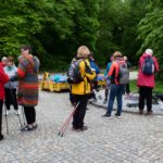 Sraz a rozdělování holí | Toulky s B BRAUN Medical, nordic walking a mindfulness, Obora Hvězda, Praha 27. 5. 2021