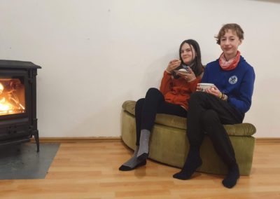 Sára a Veru aneb chill u krbu ve mlýně