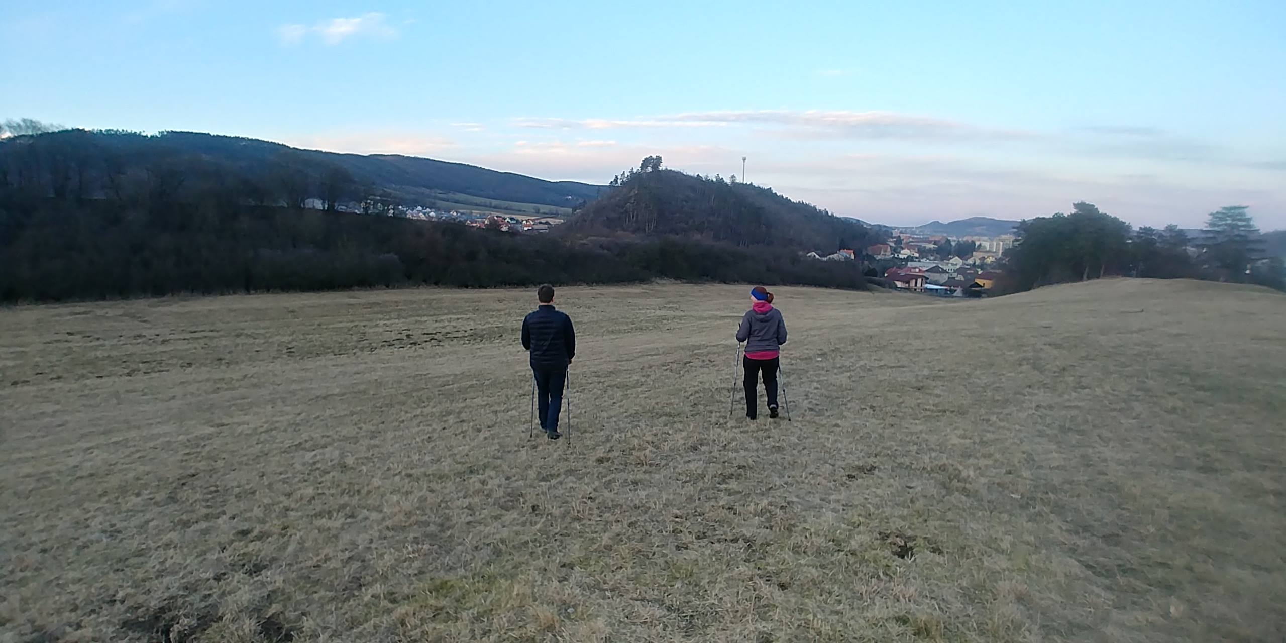 Momentka z mé historicky první lekce nordic walking v rozmanitém terénu Zahořanského stratotypu v Králově Dvoře. Dva moc šikovní a vnímaví účastníci si kondiční chůzi zamilovali na první vyšlápnutí!