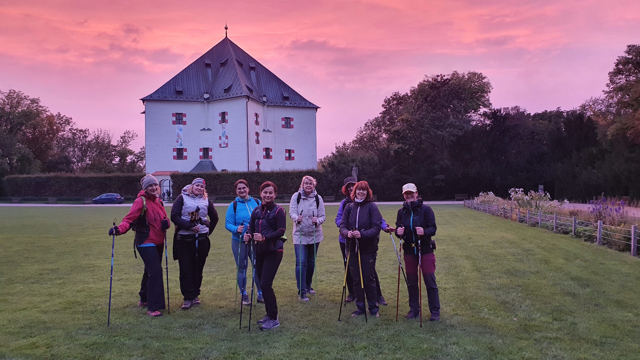 Obora Hvězda, Praha 6 - Liboc. Zastavení na kurzu Nordic walking při západu slunce u letohrádku. Lenka Křivánková Obora Hvězda, Praha 6 - Liboc. Zastavení na kurzu Nordic walking při západu slunce u letohrádku. Lenka Křivánková
