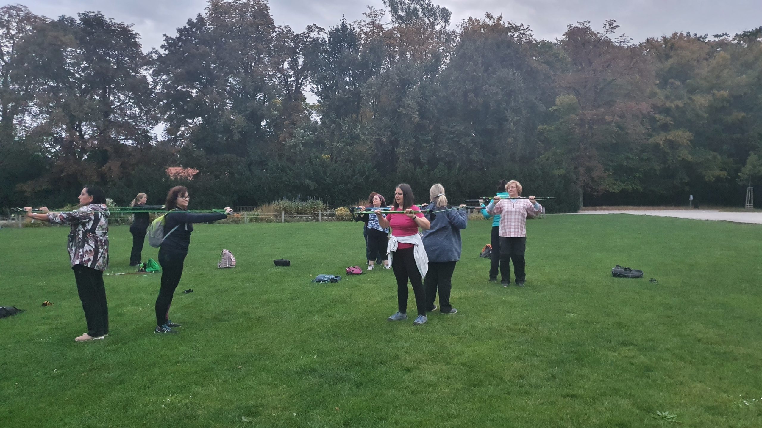 Skupinová lekce nordic walking a cvičení s gumami Nordic Walking gym. Lenka Křivánková, Nezrezneme.cz