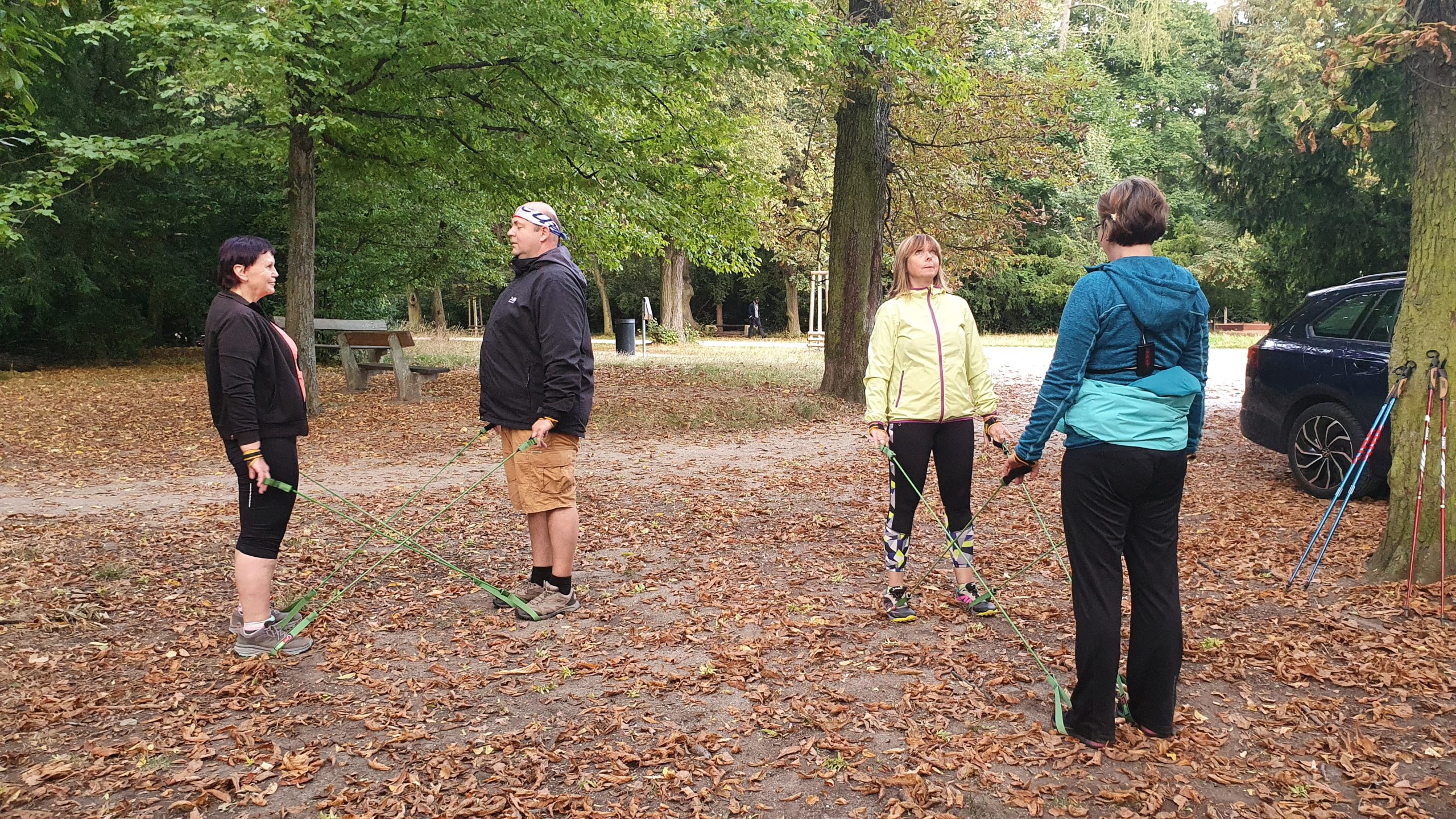 Skupinová lekce nordic walking a cvičení s gumami Nordic Walking gym. Lenka Křivánková, Nezrezneme.cz