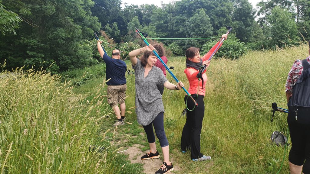 Skupinová lekce nordic walking a cvičení s gumami Nordic Walking gym. Lenka Křivánková, Nezrezneme.cz