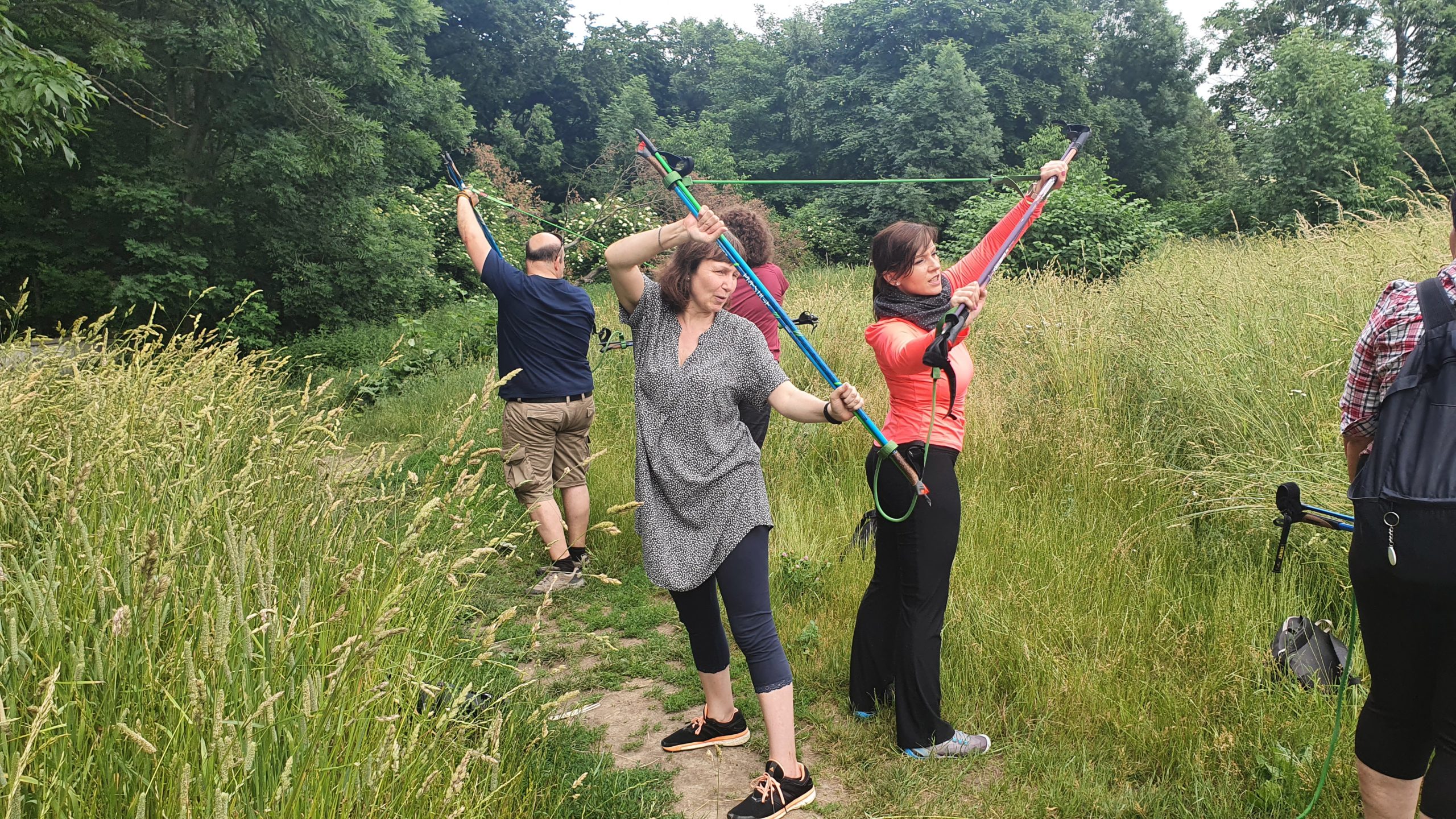 Skupinová lekce nordic walking a cvičení s gumami Nordic Walking gym. Lenka Křivánková, Nezrezneme.cz