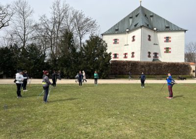 Osm báječných žen se během sobotního dopoledne seznámilo se základy kondiční chůze v pražskké Oboře Hvězda. Kurz vedla Lenka Křivánková, Nezrezneme.cz