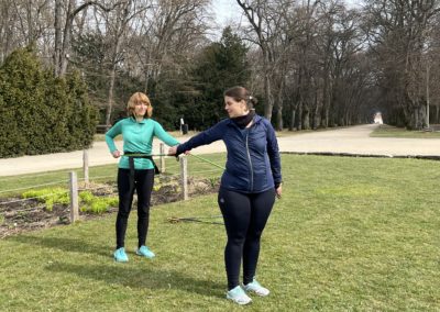 Osm báječných žen se během sobotního dopoledne seznámilo se základy kondiční chůze v pražskké Oboře Hvězda. Kurz vedla Lenka Křivánková, Nezrezneme.cz