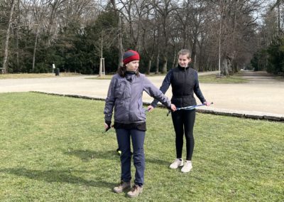 Osm báječných žen se během sobotního dopoledne seznámilo se základy kondiční chůze v pražskké Oboře Hvězda. Kurz vedla Lenka Křivánková, Nezrezneme.cz