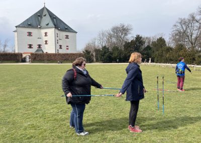 Osm báječných žen se během sobotního dopoledne seznámilo se základy kondiční chůze v pražskké Oboře Hvězda. Kurz vedla Lenka Křivánková, Nezrezneme.cz