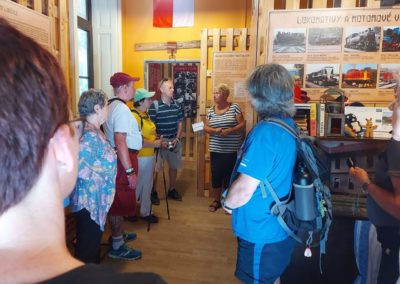 Prohlídka Musea trati a Ostře sledovaných vlaků s výkladem paní Lavičkové. Foto: Jolana Nováková, Český rozhlas | Turistické léto Regionu: Českým krasem z Loděnice do Berouna 19. 8. 2023