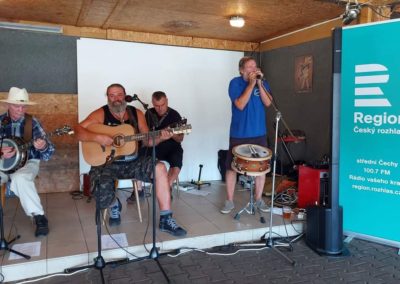 Program v cíli výletu, Restauraci U Štiky v Berouně na Závodí: kapela Řešeto. Foto: Jolana Nováková, Český rozhlas | Turistické léto Regionu: Českým krasem z Loděnice do Berouna 19. 8. 2023