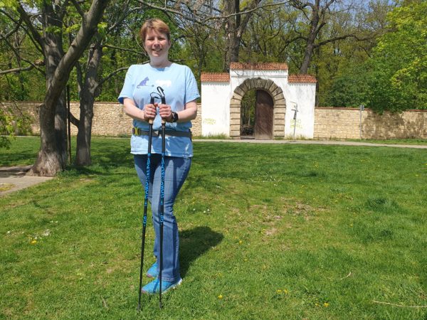 Balíček Životní START s Nordic Walking, Irena. 3 lekce kondiční chůze s Nezrezneme.cz. Obora Hvězda, Praha 6. Vede Lenka Křivánková