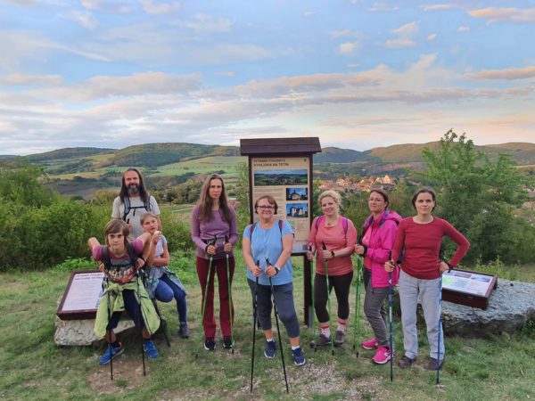Privátní lekce Nordic Walking pro rodinu a přátele: naučná stezka Tetínské vyhlídky z Berouna na Tetín | Nezrezneme.cz