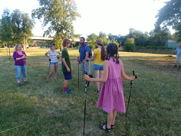 Privátní lekce Nordic Walking pro rodinu a přátele: hry s holemi i bez nich u Berounky v Berouně-Závodí | Nezrezneme.cz