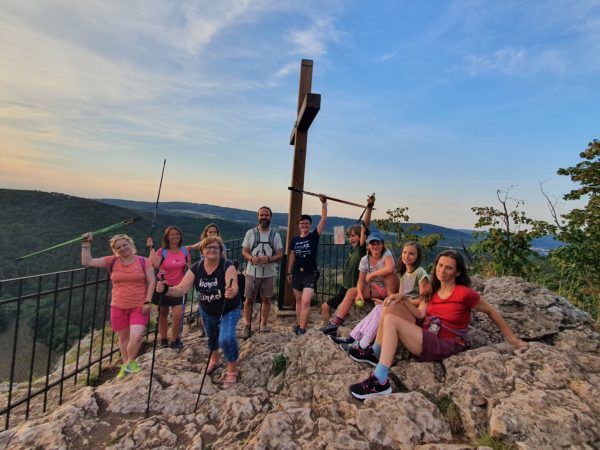 Privátní lekce Nordic Walking pro rodinu a přátele: Solvayovy lomy a kříž, vyhlídka na Svatý Jan pod Skalou | Nezrezneme.cz