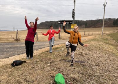 Pochod pro mozek 2025 s Nezrezneme.cz - Tetín. Vede instruktorka Nordic Walking Lenka Křivánková
