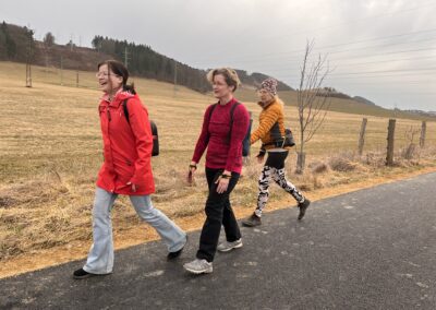 Pochod pro mozek 2025 s Nezrezneme.cz - Tetín. Vede instruktorka Nordic Walking Lenka Křivánková