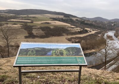 Pochod pro mozek 2025 s Nezrezneme.cz - Tetín. Vede instruktorka Nordic Walking Lenka Křivánková
