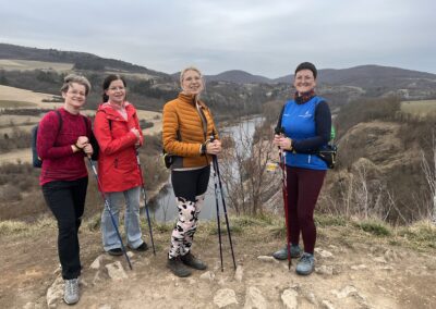 Pochod pro mozek 2025 s Nezrezneme.cz - Tetín. Vede instruktorka Nordic Walking Lenka Křivánková