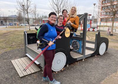 Pochod pro mozek 2025 s Nezrezneme.cz - Tetín. Vede instruktorka Nordic Walking Lenka Křivánková