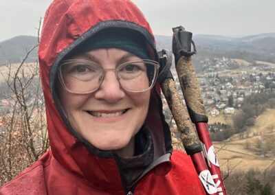 Pochod pro mozek 2025 s Nezrezneme.cz - vrch Blýskava, Chrustenice. Vede instruktorka Nordic Walking Lenka Křivánková