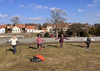 Pochod pro mozek 2025 s Nezrezneme.cz - výšlap s Nordic Walking na hrad Jenčov. Vede instruktorka Lenka Křivánková