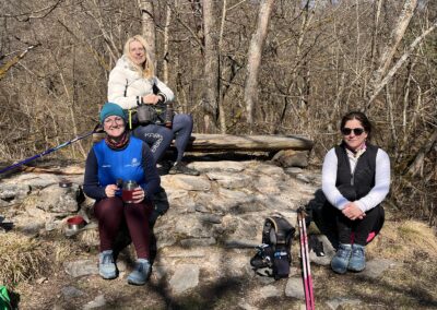 Pochod pro mozek 2025 s Nezrezneme.cz - výšlap s Nordic Walking na hrad Jenčov. Vede instruktorka Lenka Křivánková