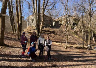Pochod pro mozek 2025 s Nezrezneme.cz - výšlap s Nordic Walking na hrad Jenčov. Vede instruktorka Lenka Křivánková